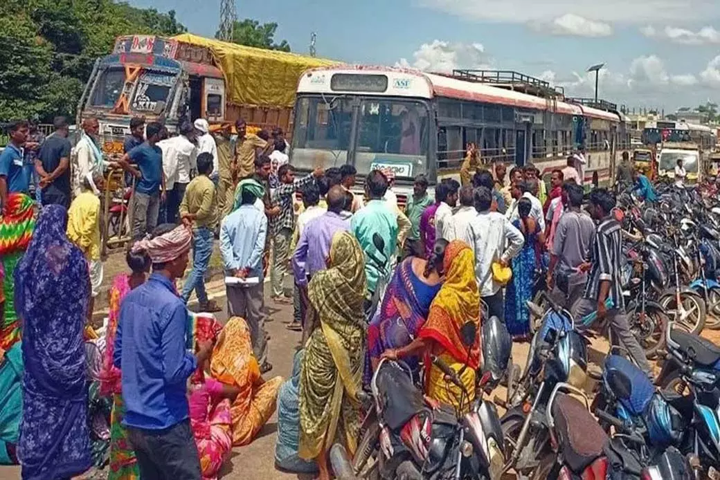 यूरिया की कमी से किसान परेशान, NH-363 पर किया रास्ता रोको प्रदर्शन यूरिया की कमी से किसान परेशान, NH-363 पर किया रास्ता रोको प्रदर्शन