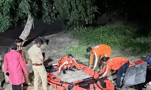 Agra: यमुना नदी में अचानक गिरा भीड़ भरा मंच, मची अफरा-तफरी Agra: यमुना नदी में अचानक गिरा भीड़ भरा मंच, मची अफरा-तफरी
