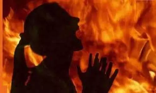 Up News: दवा लेने गई लड़की पर दबंगों ने पेट्रोल डालकर जिंदा जलाया Up News: दवा लेने गई लड़की पर दबंगों ने पेट्रोल डालकर जिंदा जलाया