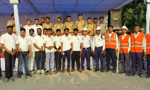 रायपुर में गणेश विसर्जन शोभायात्रा संपन्न, एसपी लाल उम्मेद सिंह ने जवानों के साथ खिंचवाई तस्वीर रायपुर में गणेश विसर्जन शोभायात्रा संपन्न, एसपी लाल उम्मेद सिंह ने जवानों के साथ खिंचवाई तस्वीर