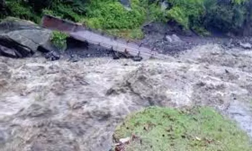 Kullu: बादल फटे, 3 पुल बहे.. लोगों में अफरा-तफरी का माहौल Kullu: बादल फटे, 3 पुल बहे.. लोगों में अफरा-तफरी का माहौल