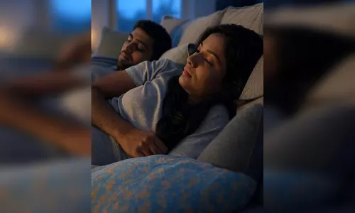 रात की नींद नहीं हो रही पूरी? जानिए कैसे यह आदत बना रही आपको बीमार