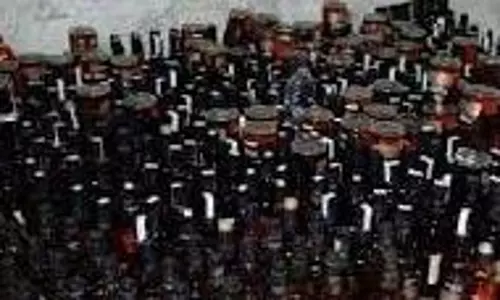 Jharkhand: अवैध शराब भठ्ठियों पर बड़ी कार्रवाई, भारी मात्रा में शराब नष्ट