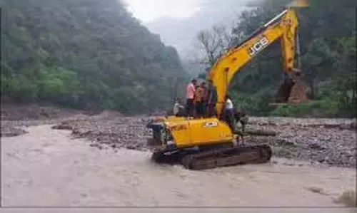 Uttarakhand: सड़क काटने में लगी जेसीबी मशीन नदी में फंसी, मची अफरा-तफरी Uttarakhand: सड़क काटने में लगी जेसीबी मशीन नदी में फंसी, मची अफरा-तफरी