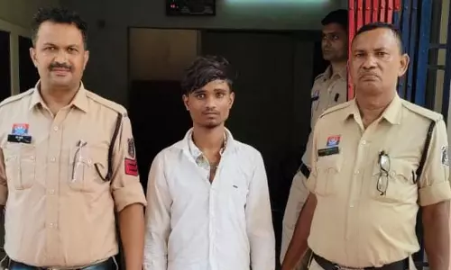 रत्नाबांधा में चाकू लहराने वाला बदमाश गिरफ्तार रत्नाबांधा में चाकू लहराने वाला बदमाश गिरफ्तार