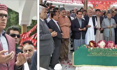 एनसी नेताओं ने शेख अब्दुल्ला की 43वीं पुण्यतिथि पर उन्हें श्रद्धांजलि दी एनसी नेताओं ने शेख अब्दुल्ला की 43वीं पुण्यतिथि पर उन्हें श्रद्धांजलि दी