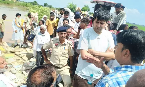 Sirsa में घग्गर नदी टूटने से दहशत, स्थानीय निवासियों ने संभाला मोर्चा Sirsa में घग्गर नदी टूटने से दहशत, स्थानीय निवासियों ने संभाला मोर्चा