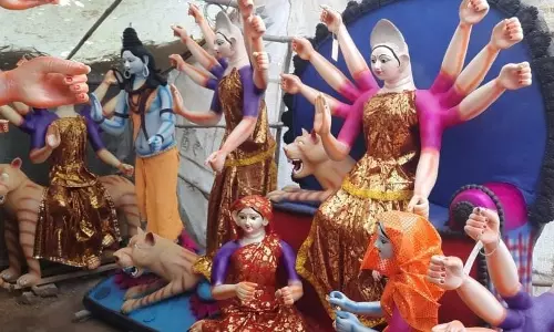 Prayagraj: दुर्गा प्रतिमाओं के रंग-रोगन में व्यस्त कलाकार Prayagraj: दुर्गा प्रतिमाओं के रंग-रोगन में व्यस्त कलाकार