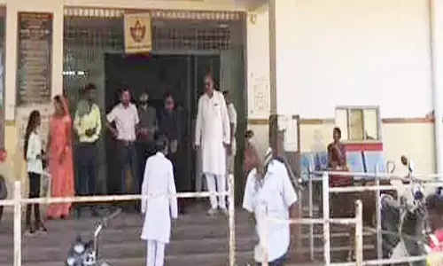 ऑपरेशन थिएटर में लटका ताला, BMO पति और महिला डॉक्टर की मनमानी