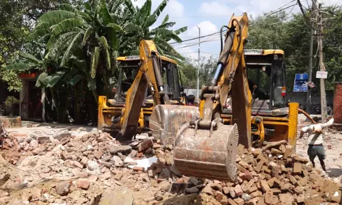Delhi: दिल्ली उच्च न्यायालय के निर्देश पर मंदिर पर चला प्रशासनिक पंजा