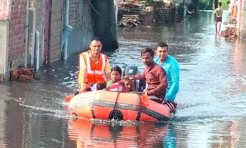 Haryana : बहादुरगढ़ इलाका अब भी जलमग्न, राहत कार्य जारी Haryana : बहादुरगढ़ इलाका अब भी जलमग्न, राहत कार्य जारी