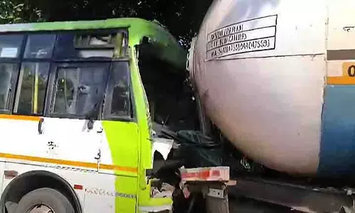 Cuttack में बस के खड़े टैंकर से टकराने से 15 घायल, 2 की हालत गंभीर Cuttack में बस के खड़े टैंकर से टकराने से 15 घायल, 2 की हालत गंभीर
