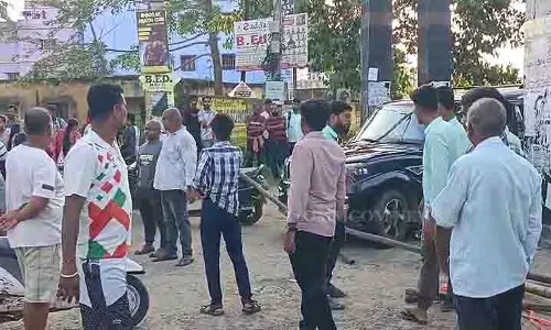 Bhadrak college में छात्र समूहों में झड़प, प्रिंसिपल और अधिकारियों को प्रवेश से रोका गया Bhadrak college में छात्र समूहों में झड़प, प्रिंसिपल और अधिकारियों को प्रवेश से रोका गया