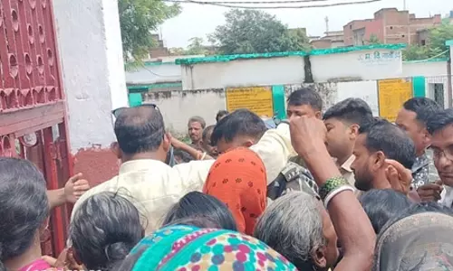 दो महिलाओं की हत्या कर शव जंगल में फेंके, आरोपी गिरफ्तार, आक्रोशित ग्रामीणों ने थाने का घेराव किया