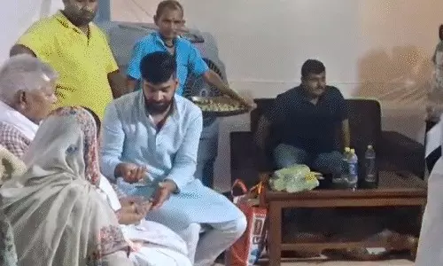 Patna: लालू-राबड़ी ने पिंडदान कर जताई श्रद्धा Patna: लालू-राबड़ी ने पिंडदान कर जताई श्रद्धा