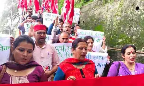 STP कर्मचारी समान वेतन और सुरक्षित कार्य परिस्थितियों की मांग कर रहे