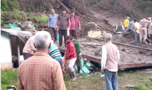 Kullu: निरमंड में भूस्खलन से दो मकान ढहे Kullu: निरमंड में भूस्खलन से दो मकान ढहे