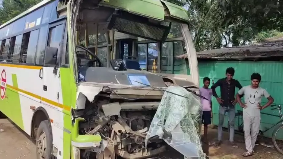 Choudwar में अमा बस टैंकर से टकराई, 15 यात्री घायल, 2 गंभीर रूप से घायल, कटक SCB में भर्ती