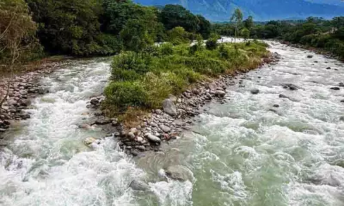 Himachal: पहाड़ी कस्बे लड़खड़ाते हैं, वहाँ तलहटी के खेत फलते-फूलते हैं