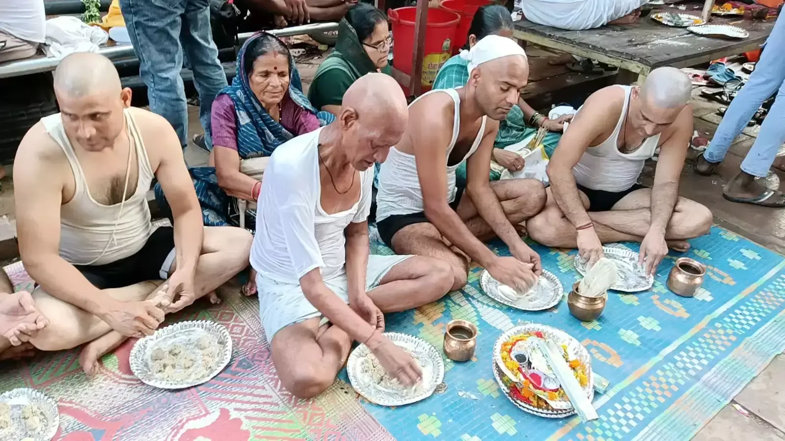 Varanasi: पितरों को जल अर्पित कर श्रद्धालुओं ने दिया तर्पण Varanasi: पितरों को जल अर्पित कर श्रद्धालुओं ने दिया तर्पण