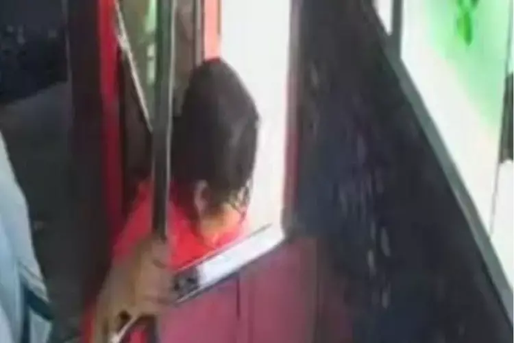 बस में हुए एक अजीब हादसे में महिला की उंगली कटी वाहन के डिज़ाइन को लेकर सुरक्षा संबंधी चिंताएँ बस में हुए एक अजीब हादसे में महिला की उंगली कटी वाहन के डिज़ाइन को लेकर सुरक्षा संबंधी चिंताएँ