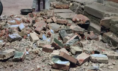 Prayagraj: जर्जर मकान ने ली दो लोगों की जान Prayagraj: जर्जर मकान ने ली दो लोगों की जान