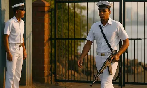 मुंबई में नौसेना की वर्दी पहनकर INSAS राइफल और गोला-बारूद चोरी मुंबई में नौसेना की वर्दी पहनकर INSAS राइफल और गोला-बारूद चोरी