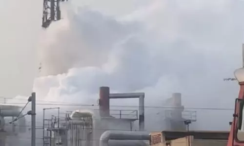 Mumbai: फैक्ट्री से रिसाव के बाद राहत-बचाव कार्य तेज Mumbai: फैक्ट्री से रिसाव के बाद राहत-बचाव कार्य तेज