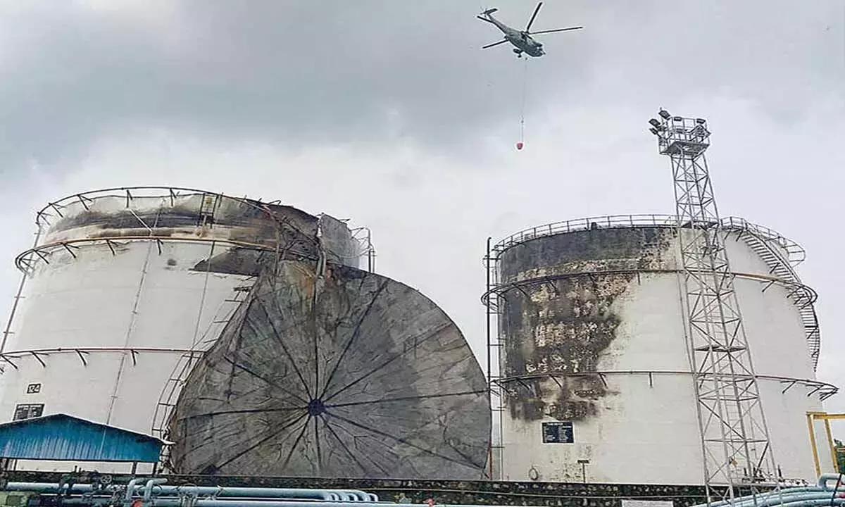 भारतीय नौसेना के सीकिंग हेलीकॉप्टर ने EIPL टैंकर में लगी आग बुझाने में मदद की