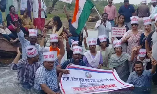 NHM कर्मचारियों ने किया जल सत्याग्रह आंदोलन NHM कर्मचारियों ने किया जल सत्याग्रह आंदोलन