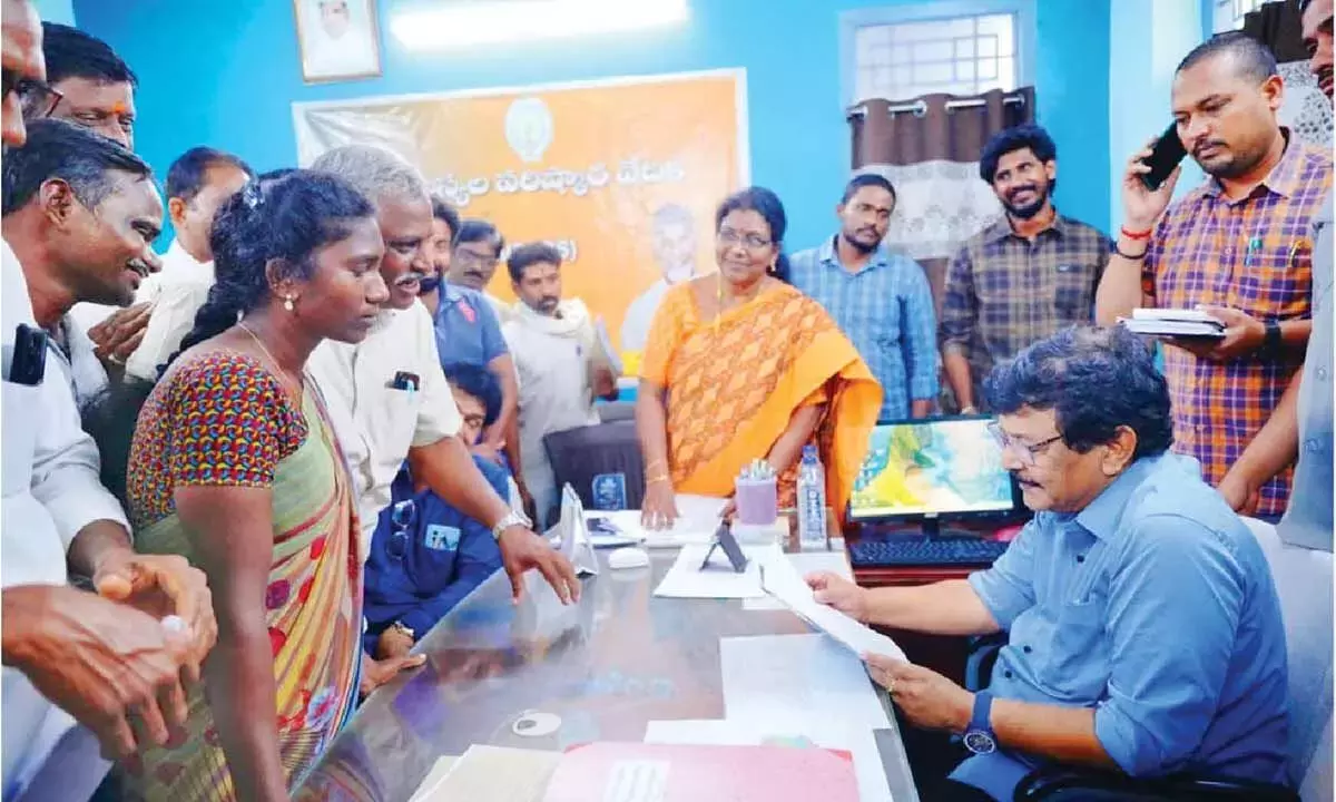 Andhra: पर्यटन मंत्री को PGRS याचिकाएं प्राप्त हुईं