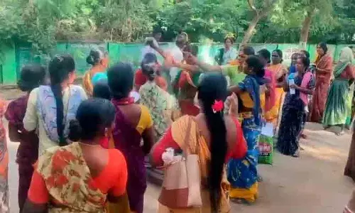 यूरिया की कमी को लेकर Gajwel में महिलाओं के बीच जूते-चप्पल से झड़प यूरिया की कमी को लेकर Gajwel में महिलाओं के बीच जूते-चप्पल से झड़प