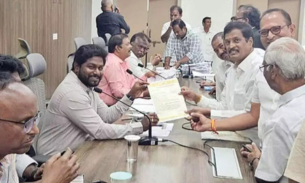 Andhra: वायरल बुखार के बीच, पार्षदों ने फर्जी आरओ प्लांटों की आलोचना की