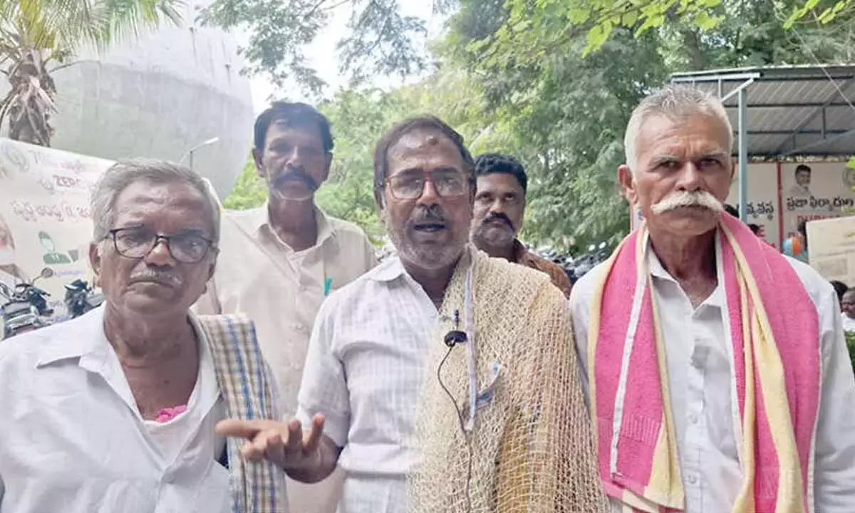 CG परियोजना विवाद को लेकर मछुआरों ने मछली पकड़ने के जाल के साथ आत्महत्या की धमकी दी CG परियोजना विवाद को लेकर मछुआरों ने मछली पकड़ने के जाल के साथ आत्महत्या की धमकी दी