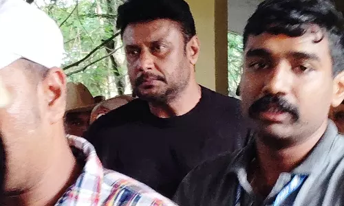 Bengaluru: जेल से अदालत पहुंचे अभिनेता दर्शन, दर्द में कही चौंकाने वाली बात Bengaluru: जेल से अदालत पहुंचे अभिनेता दर्शन, दर्द में कही चौंकाने वाली बात