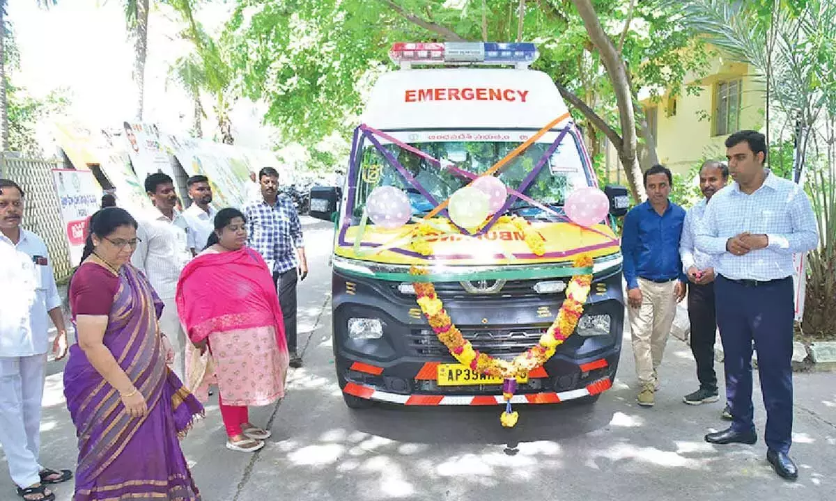 Andhra: उन्नत जीवन रक्षक 108 एम्बुलेंस को हरी झंडी दिखाकर रवाना किया गया Andhra: उन्नत जीवन रक्षक 108 एम्बुलेंस को हरी झंडी दिखाकर रवाना किया गया