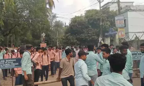 Bhadrak: स्वायत्त महाविद्यालय में बैनर प्रदर्शन को लेकर छात्र अशांति जारी