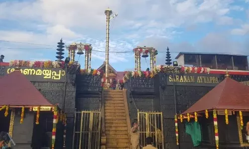 Kerala: सबरीमाला मंदिर में सोने की परत हटाने को लेकर नया तकरार Kerala: सबरीमाला मंदिर में सोने की परत हटाने को लेकर नया तकरार
