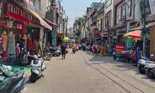 व्यापारियों को बाढ़ का खामियाजा भुगतना पड़ रहा, Navratri में बिक्री बढ़ने की उम्मीद