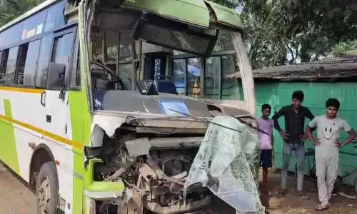 Chaudwar: अमा बस टैंकर से टकराई 15 यात्री घायल, 2 गंभीर रूप से घायल