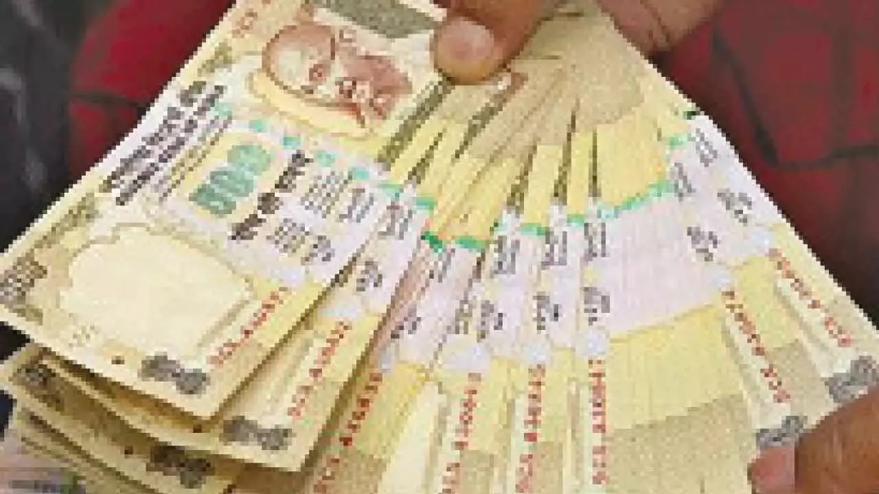 Telangana: पुलिस ने 2 करोड़ रुपये के पुराने नोट जब्त किए