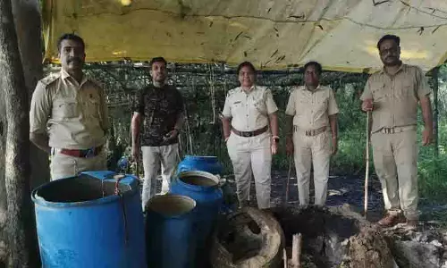 Mayurbhanj: बड़ी कार्रवाई, 15,000 लीटर महुआ और 8,500 लीटर शराब जब्त Mayurbhanj: बड़ी कार्रवाई, 15,000 लीटर महुआ और 8,500 लीटर शराब जब्त