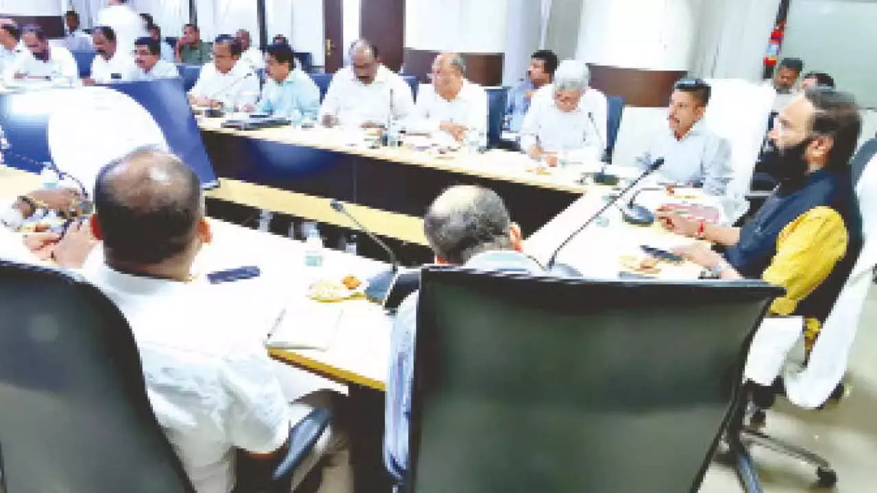 Telangana: उत्तम ने अधिकारियों को राज्य भर में सिंचाई परियोजनाओं पर काम में तेजी लाने का निर्देश दिया