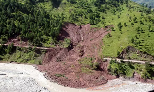 Mendhar: पुंछ के प्रभावित इलाकों में मलबा फैला Mendhar: पुंछ के प्रभावित इलाकों में मलबा फैला