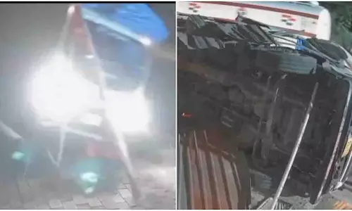 Kannur: मालवाहक ट्रक सड़क किनारे दुकान से टकराकर पलटा Kannur: मालवाहक ट्रक सड़क किनारे दुकान से टकराकर पलटा
