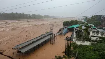 Jammu: मेंढर में लगातार बारिश से जनजीवन ठप Jammu: मेंढर में लगातार बारिश से जनजीवन ठप