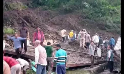 Kullu के निरमंड के शरमाणी गांव में भूस्खलन, 4 की मौत, 3 को बचाया गया Kullu के निरमंड के शरमाणी गांव में भूस्खलन, 4 की मौत, 3 को बचाया गया