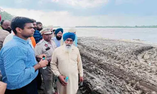 DC ने सासराली कॉलोनी में धुस्सी बांध को मजबूत करने के काम का निरीक्षण किया DC ने सासराली कॉलोनी में धुस्सी बांध को मजबूत करने के काम का निरीक्षण किया