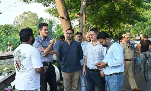 MC प्रमुख ने निरीक्षण किया, सफाई में कमी के कारण सेनेटरी सुपरवाइजर को निलंबित किया MC प्रमुख ने निरीक्षण किया, सफाई में कमी के कारण सेनेटरी सुपरवाइजर को निलंबित किया