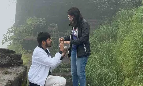 Pune: सिंहगढ़ किले में रोमांटिक प्रपोज़ल ने इंटरनेट पर मचाई हलचल Pune: सिंहगढ़ किले में रोमांटिक प्रपोज़ल ने इंटरनेट पर मचाई हलचल